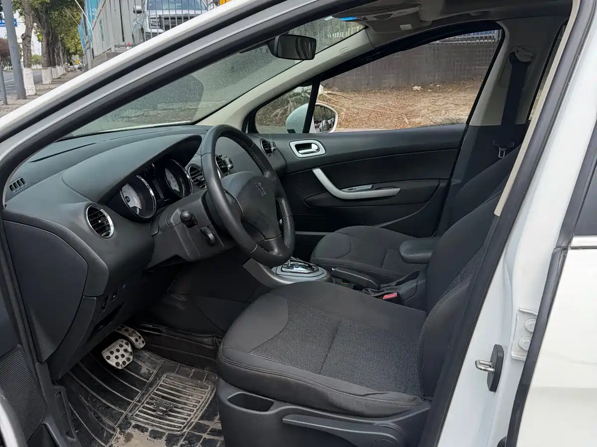 Peugeot 408 2012 2.0L Roland Garros Edition фото 9