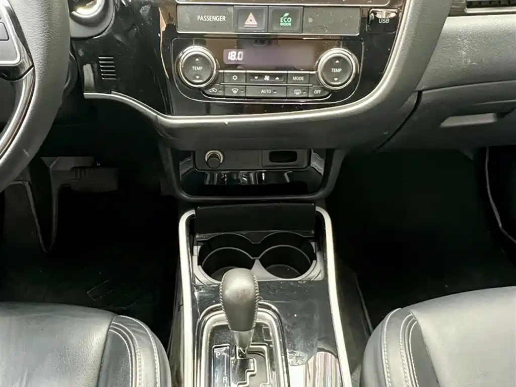 MITSUBISHI OUTLANDER