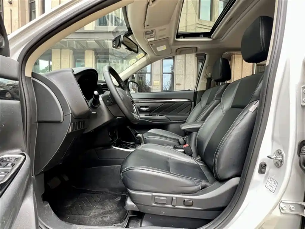 MITSUBISHI OUTLANDER