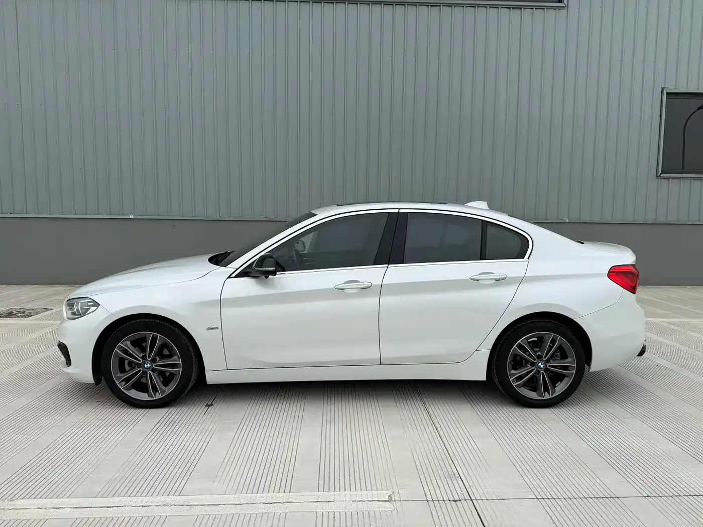 BMW 1 Series 2017 118i Sport фото 2