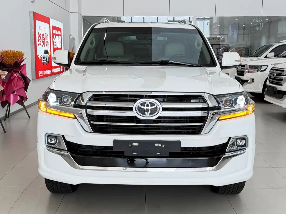 Toyota Land Cruiser 2012 4.0L Automatic VX фото 2