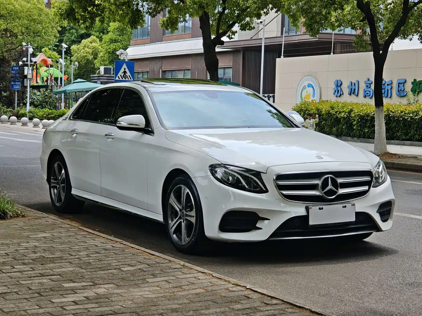 Mercedes-Benz E-Class 2018 E 200 L Sport фото 3
