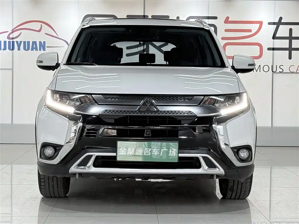 Mitsubishi Outlander 2020 2.4L 4WD Luxury 5-seater фото 2