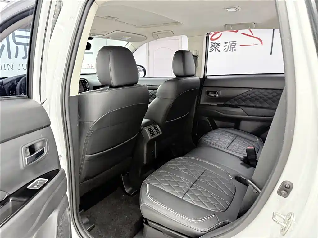 Mitsubishi Outlander 2020 2.4L 4WD Luxury 5-seater фото 9