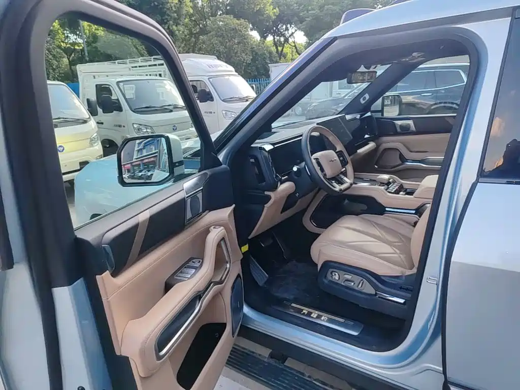 Fang Cheng Bao Leopard 8 2026 2025 Zhiyong Flagship 6-Seater