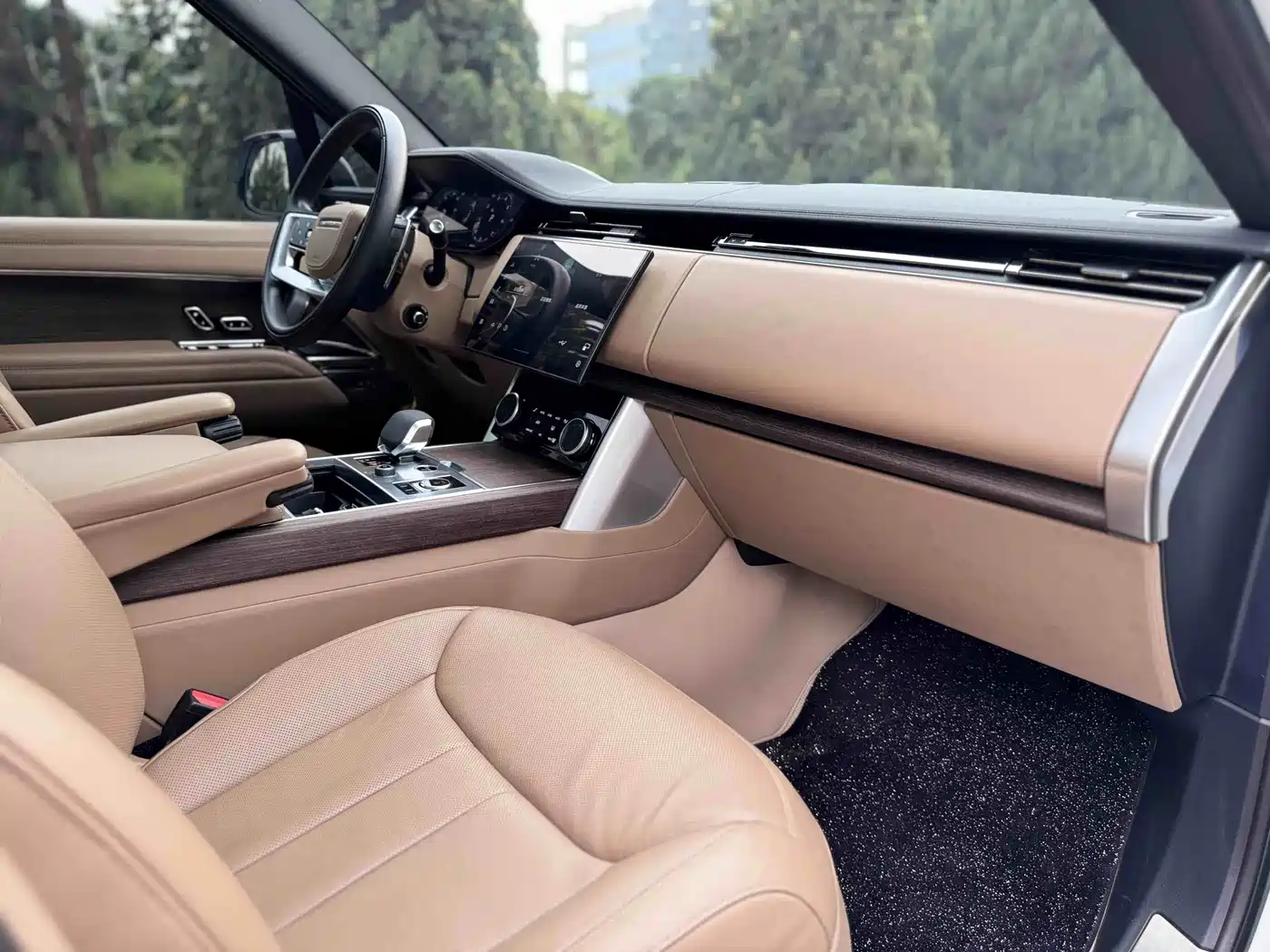 Land Rover Range Rover 2023 3.0 L6 360PS Golden Age Edition фото 7