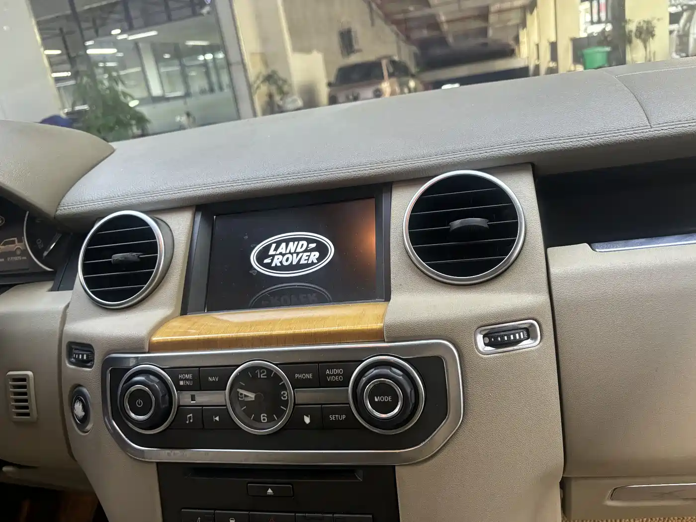 Land Rover Discovery 2012 5.0 V8 SE фото 13