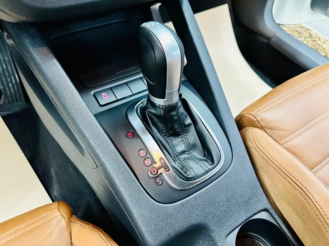 Volkswagen Scirocco 2010 2.0TSI Luxury Edition фото 38