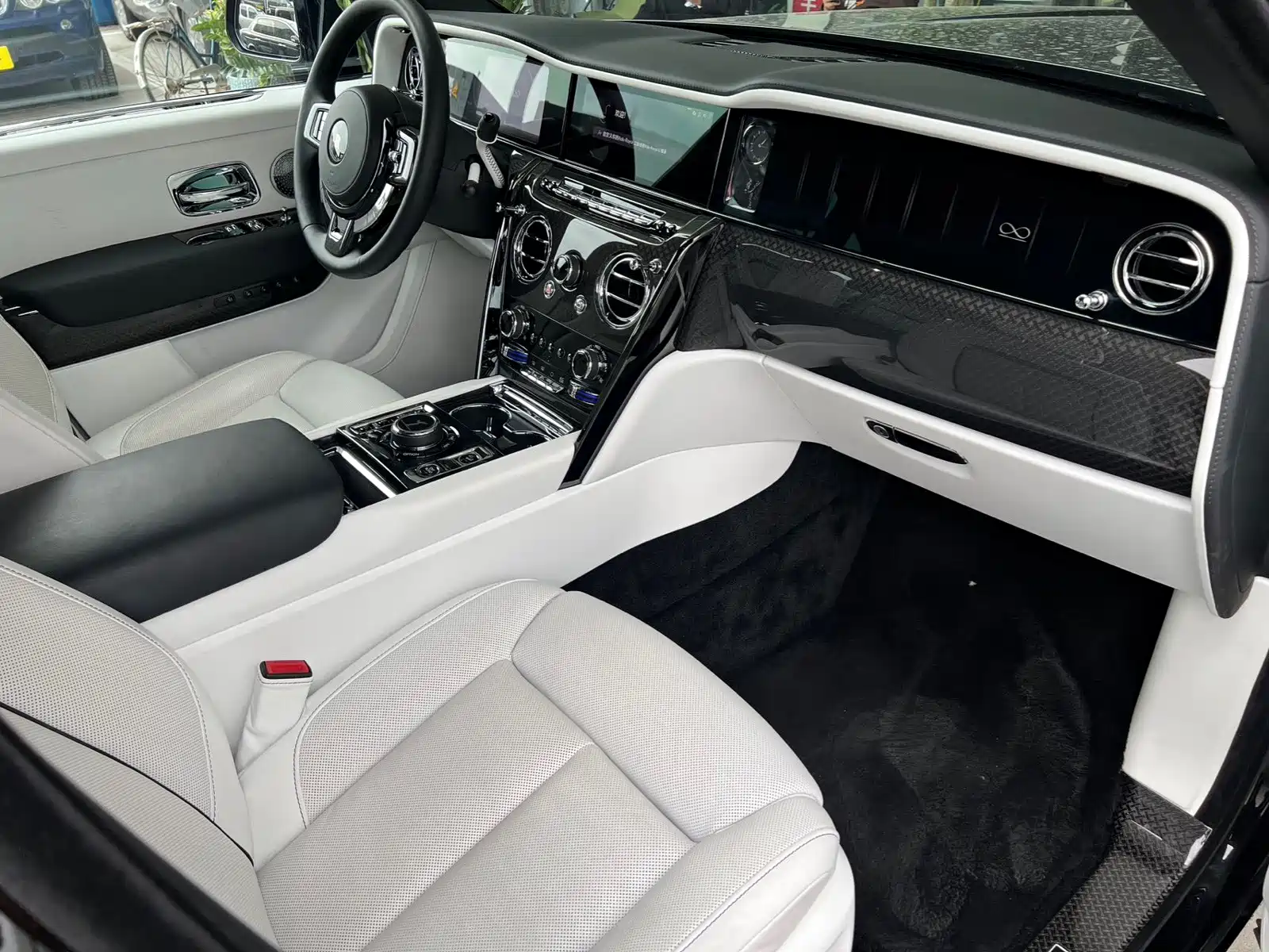 Фото 9 - Rolls-Royce Cullinan