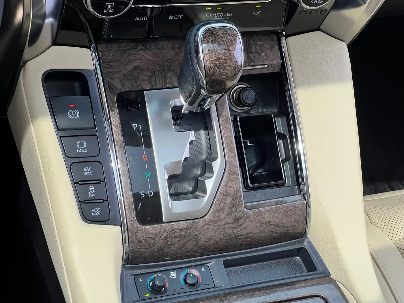 Toyota Alphard 2021 Hybrid 2.5L Premium фото 19