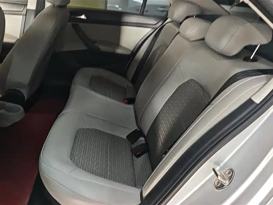 Škoda Rapid 2016 1.6L Automatic Pioneer Edition фото 11