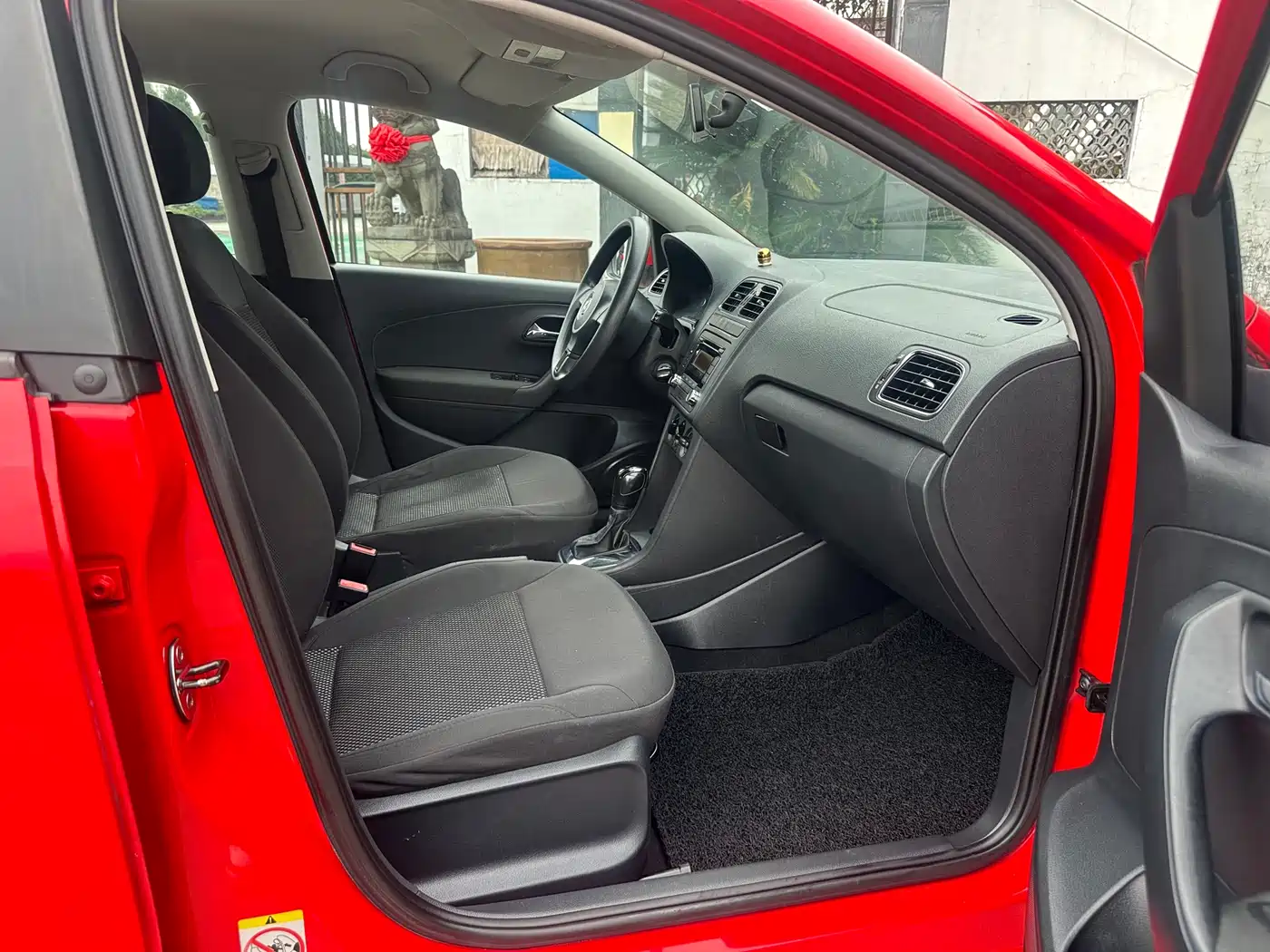Volkswagen Polo 2011 1.6L Automatic Style Edition фото 10