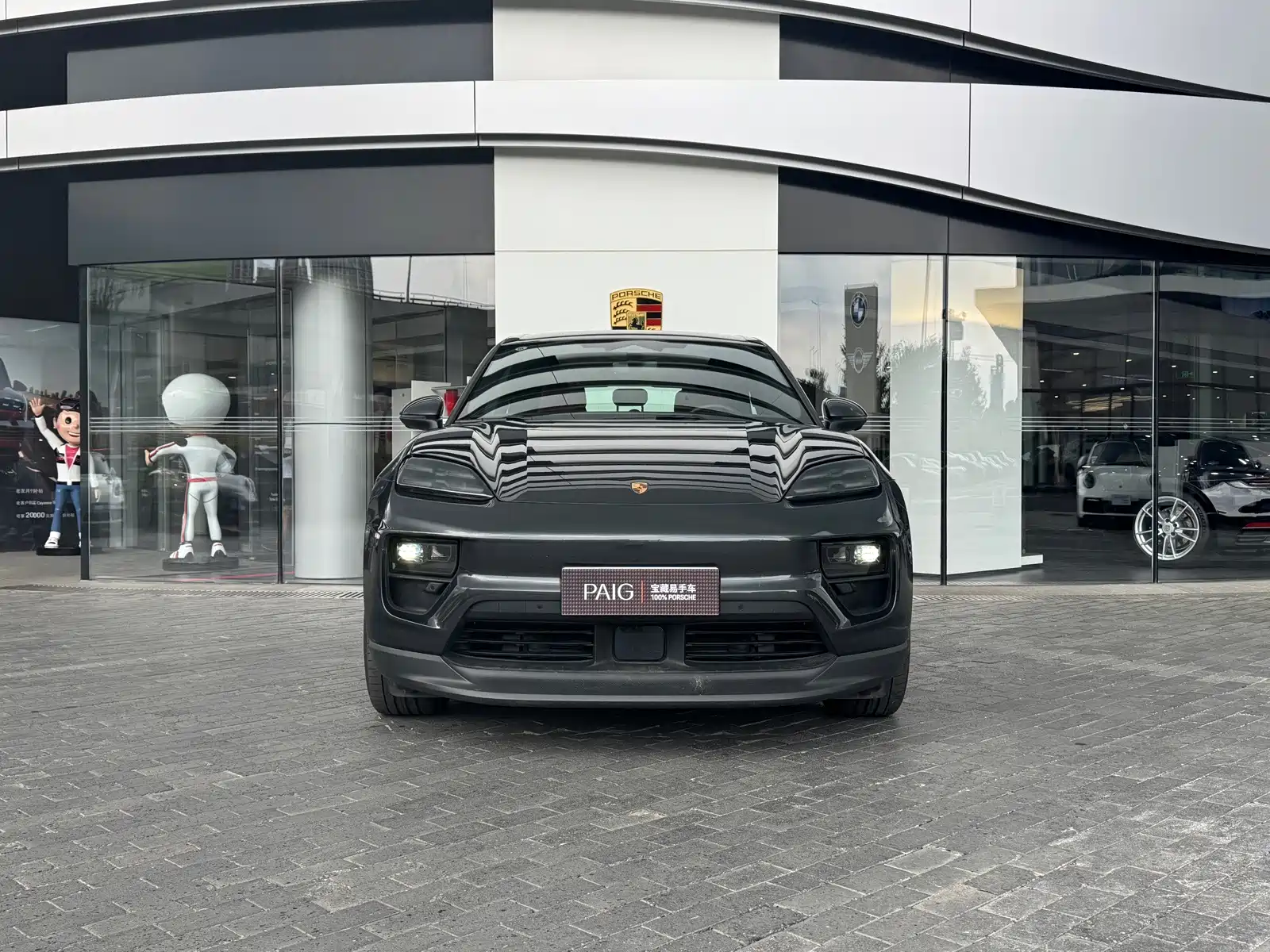 Фото 2 - Porsche Macan EV
