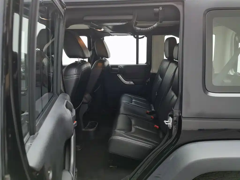 Photo 15 - Jeep Wrangler