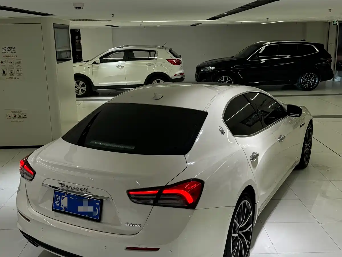 Photo 10 - Maserati Ghibli