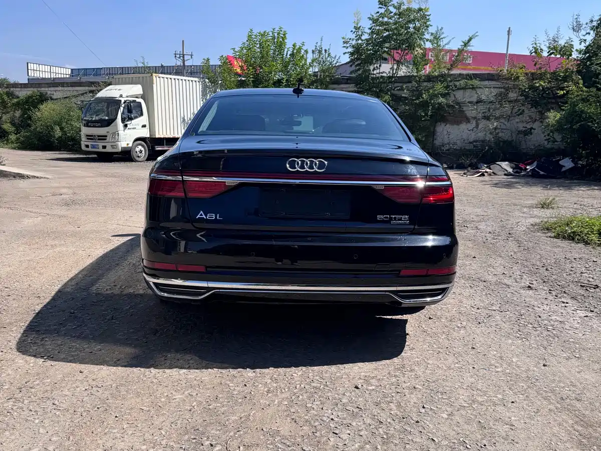 Photo 8 - Audi A8