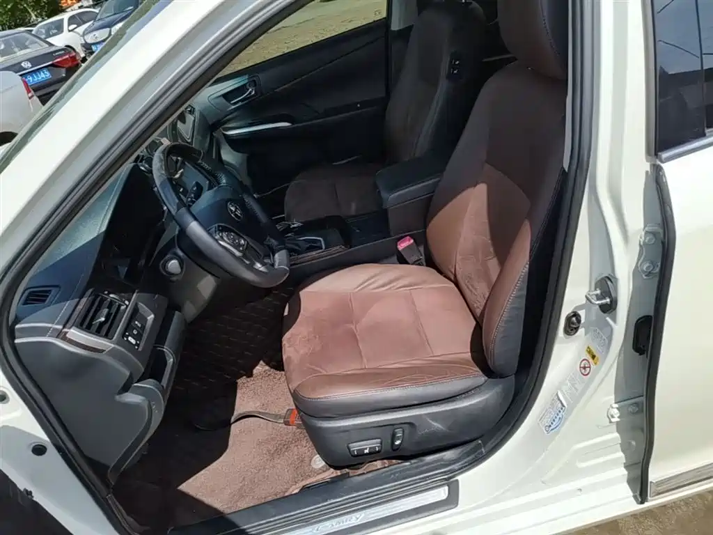 Toyota Camry 2016 2.5G 10th Anniversary Luxury Navigation Edition фото 15