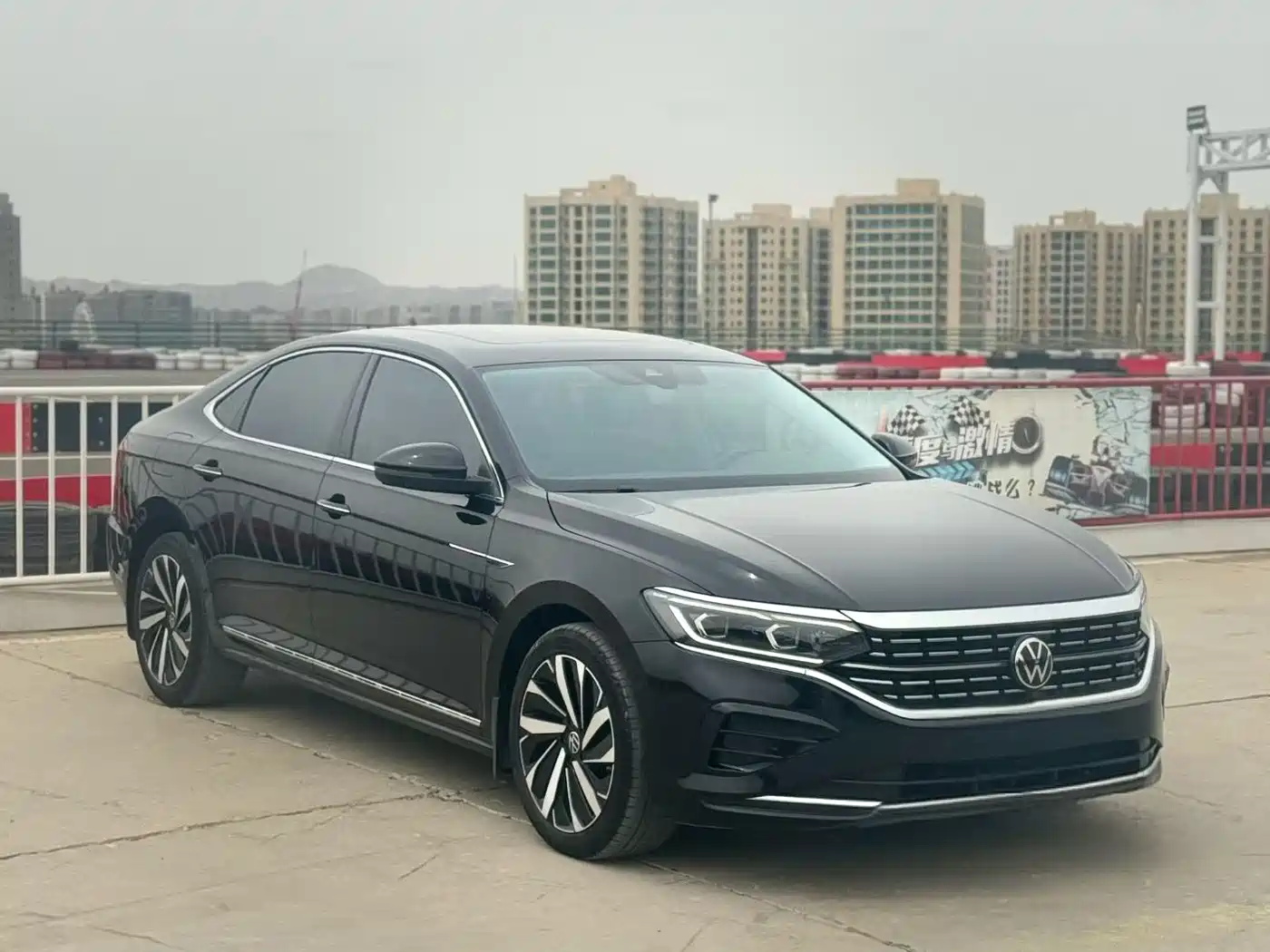 Volkswagen Passat 2022 380TSI Flagship Edition фото 2