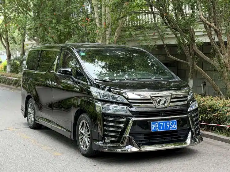 Toyota Vellfire 2020 Twin Engine 2.5L HV Luxury Edition фото 3