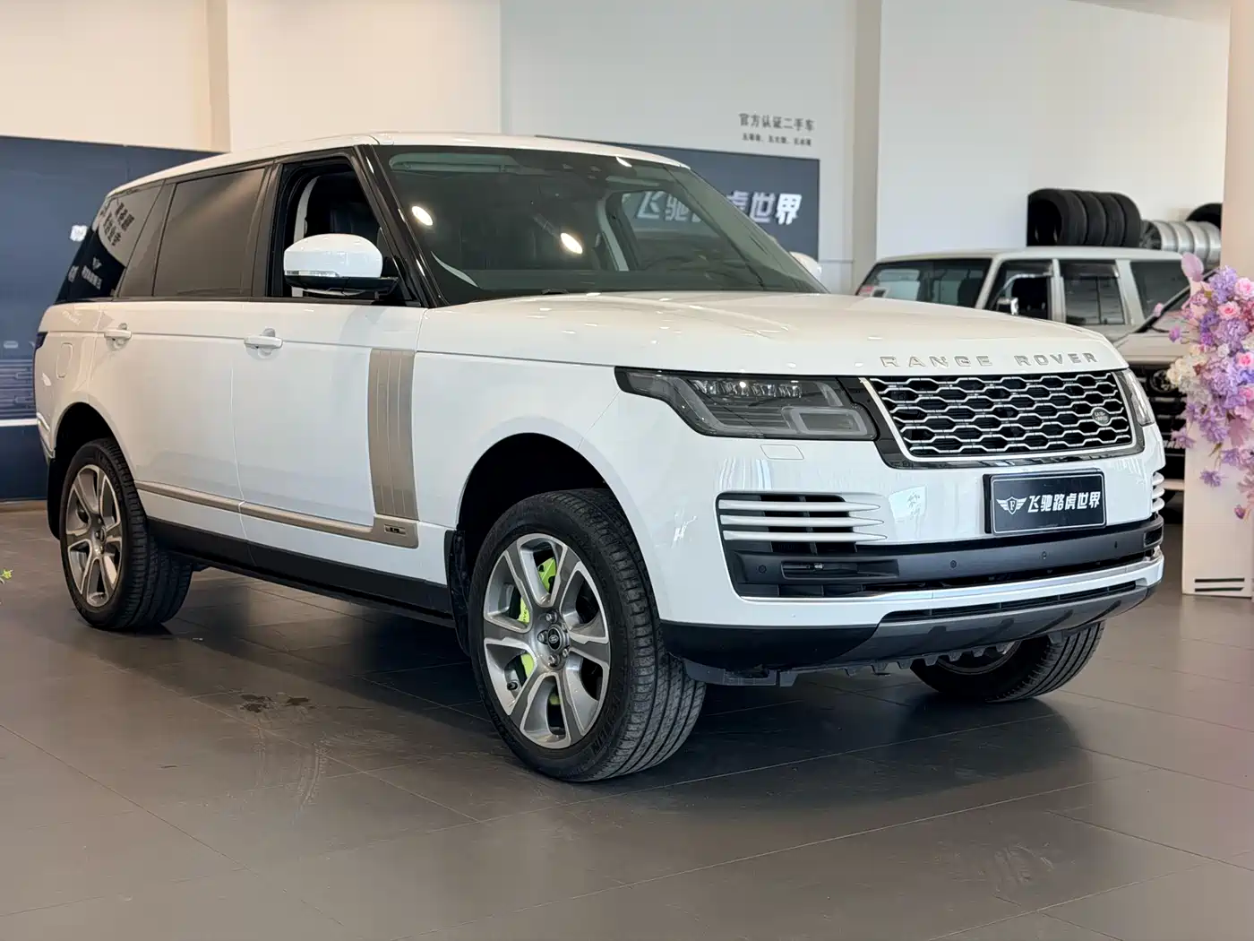 Land Rover Range Rover 2020 3.0 L6 Heritage Extended Edition фото 3