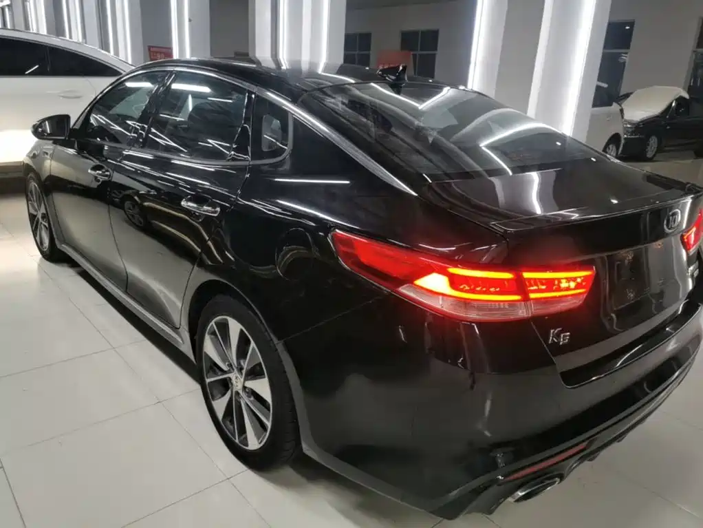 Photo 5 - Kia K5