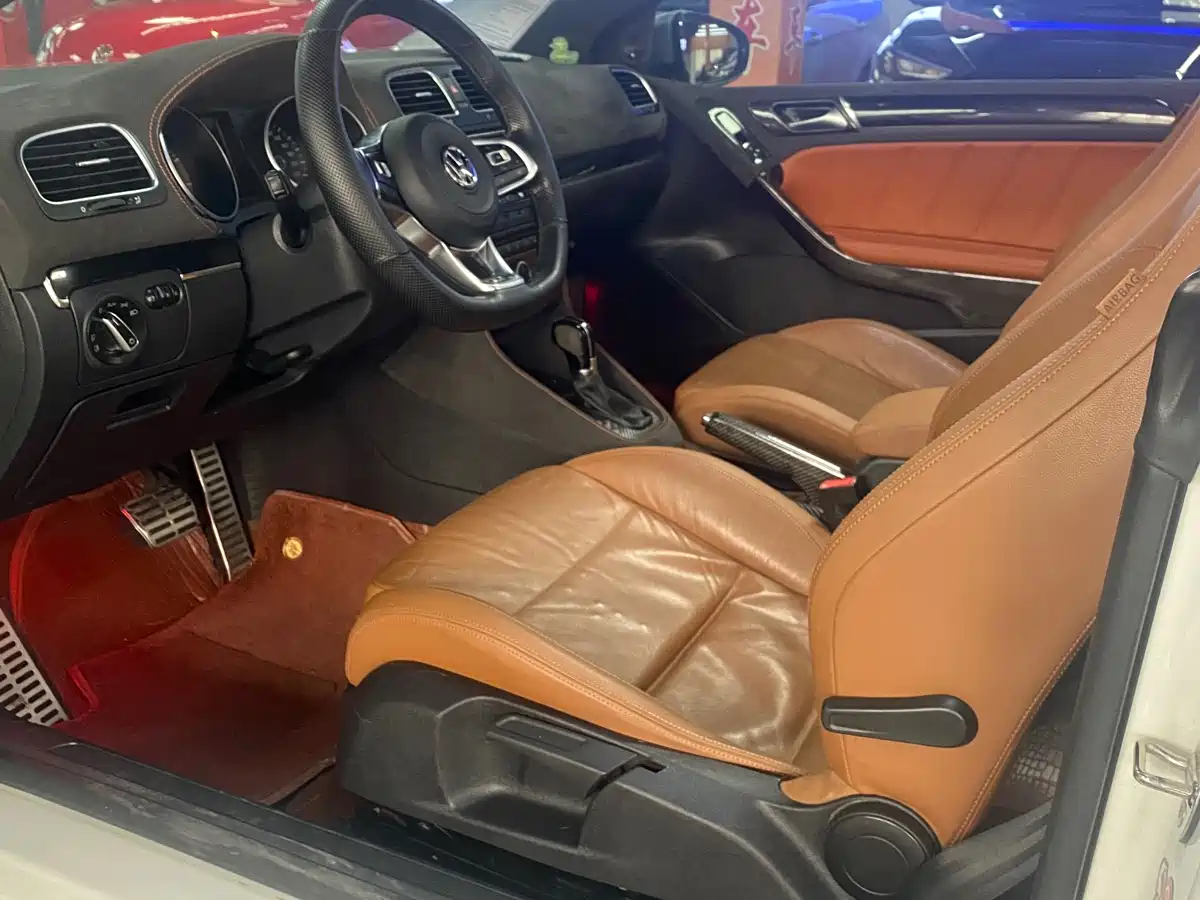 Volkswagen Golf (Import) 2012 1.4TSI Luxury Convertible Edition фото 9
