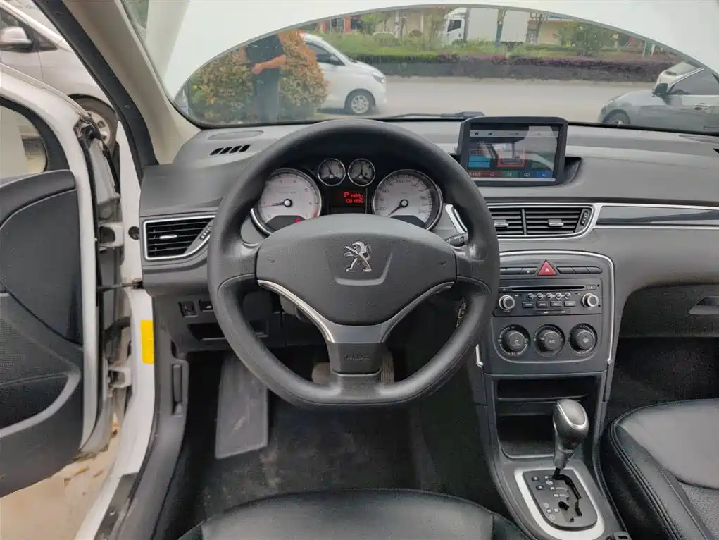Peugeot 308 2014 Model Joy Edition Classic 1.6L Automatic Superior Style фото 4