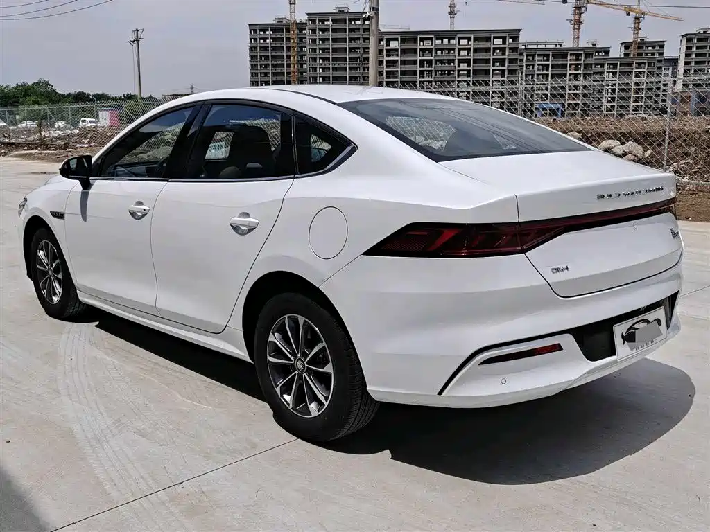 BYD Qin PLUS 2024 Glory Edition DM-i 55KM Leading фото 4