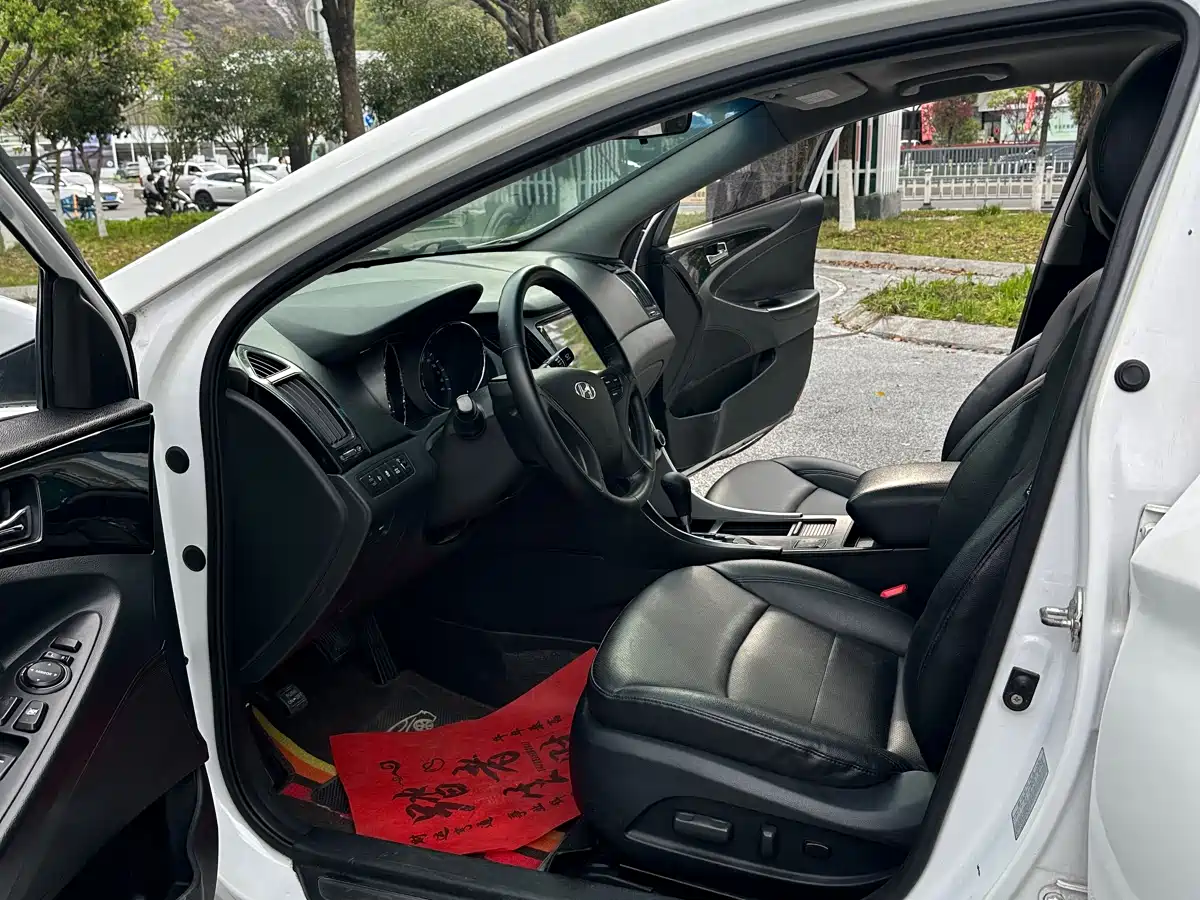Hyundai Sonata 2014 2.0L Automatic Premium Edition фото 9