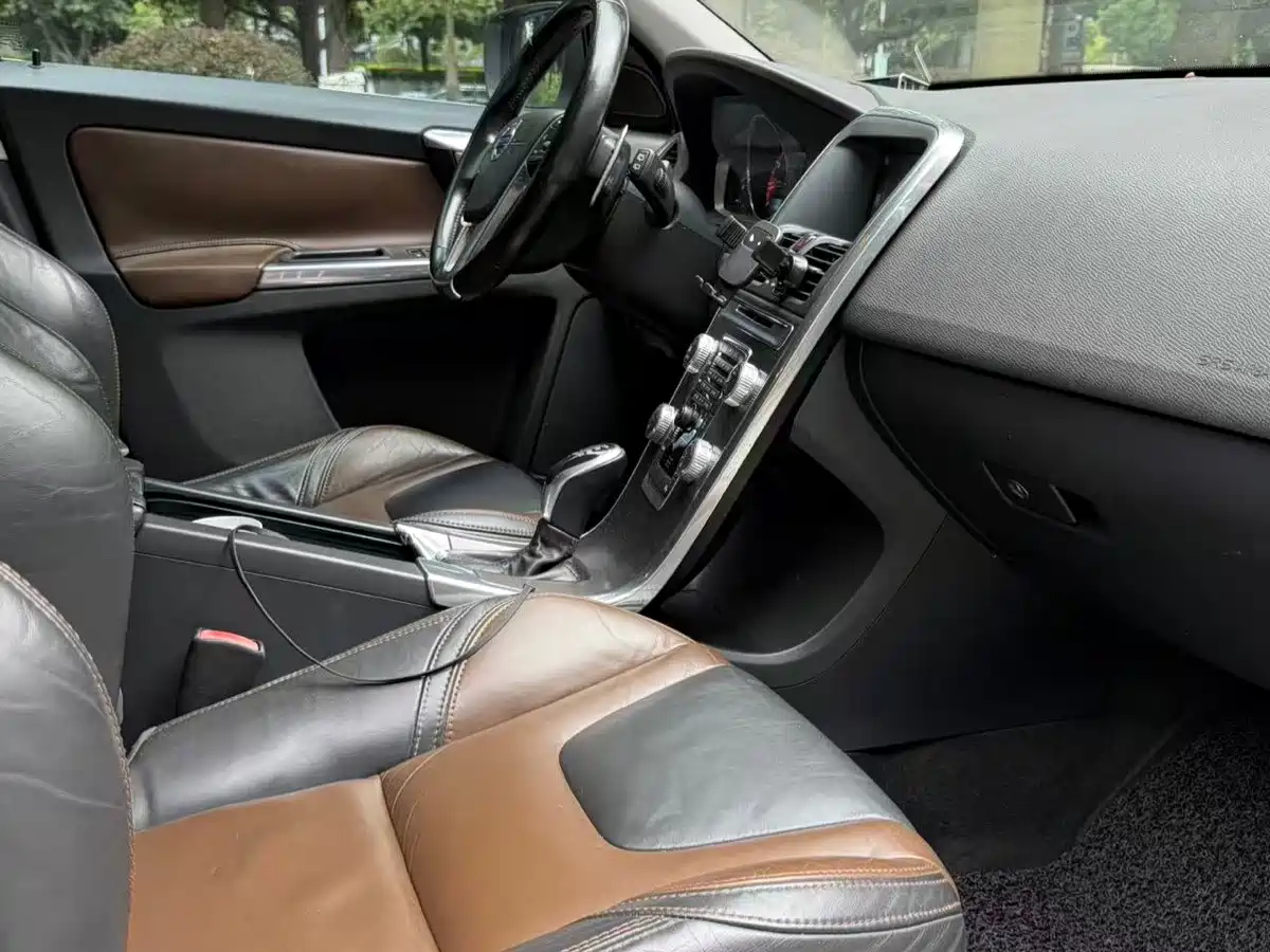 Volvo XC60 (Import) 2014 2015 T6 Momentum