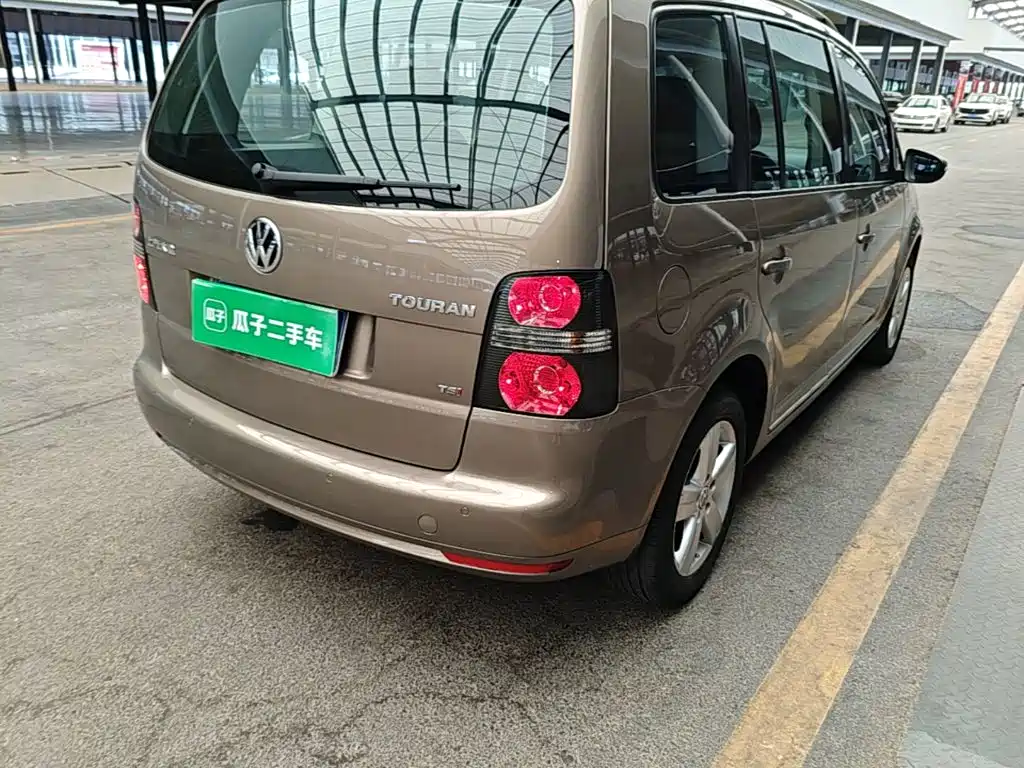 Photo 8 - Volkswagen Touran