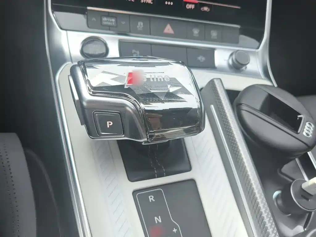 Фото 7 - Audi A6L