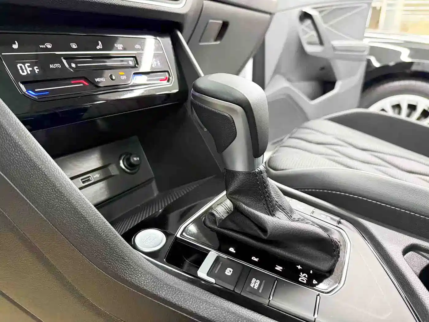Volkswagen Tiguan L 2024 330TSI Automatic 2WD R-Line Premium Enjoyment Edition фото 15