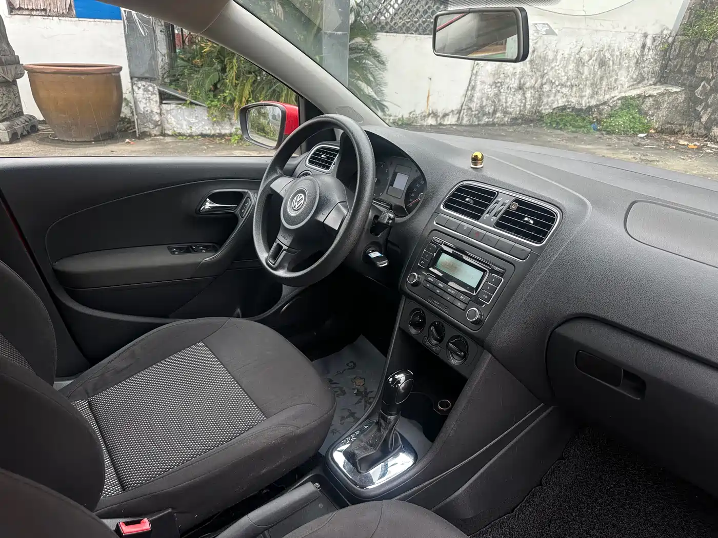 Volkswagen Polo 2011 1.6L Automatic Style Edition фото 11