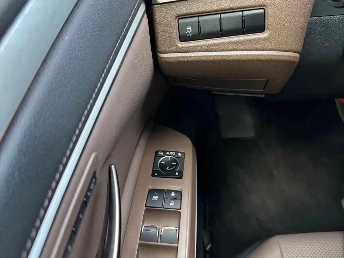 Lexus ES 2025 200 Ultimate Edition фото 10