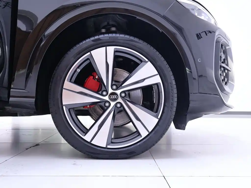 Фото 6 - Audi Q5L