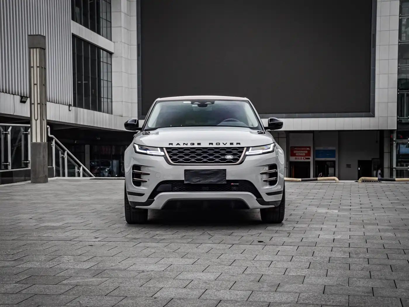 Land Rover Range Rover Evoque 2023 Range Rover Evoque L 249PS Corinthian Bronze Special Edition фото 3