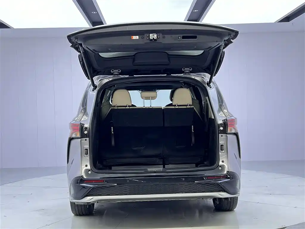 Toyota Granvia 2023 2.5L Hybrid Prestige PLUS Edition фото 13