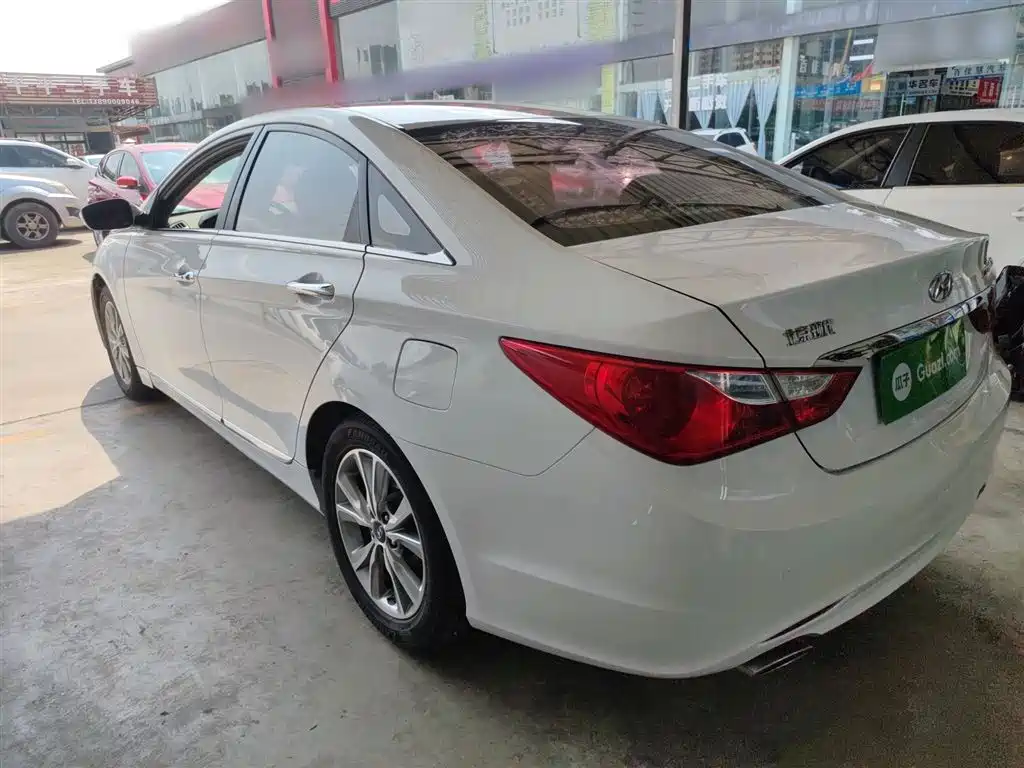 Hyundai Sonata 2015 Classic 2.0L Automatic Luxury Edition фото 5
