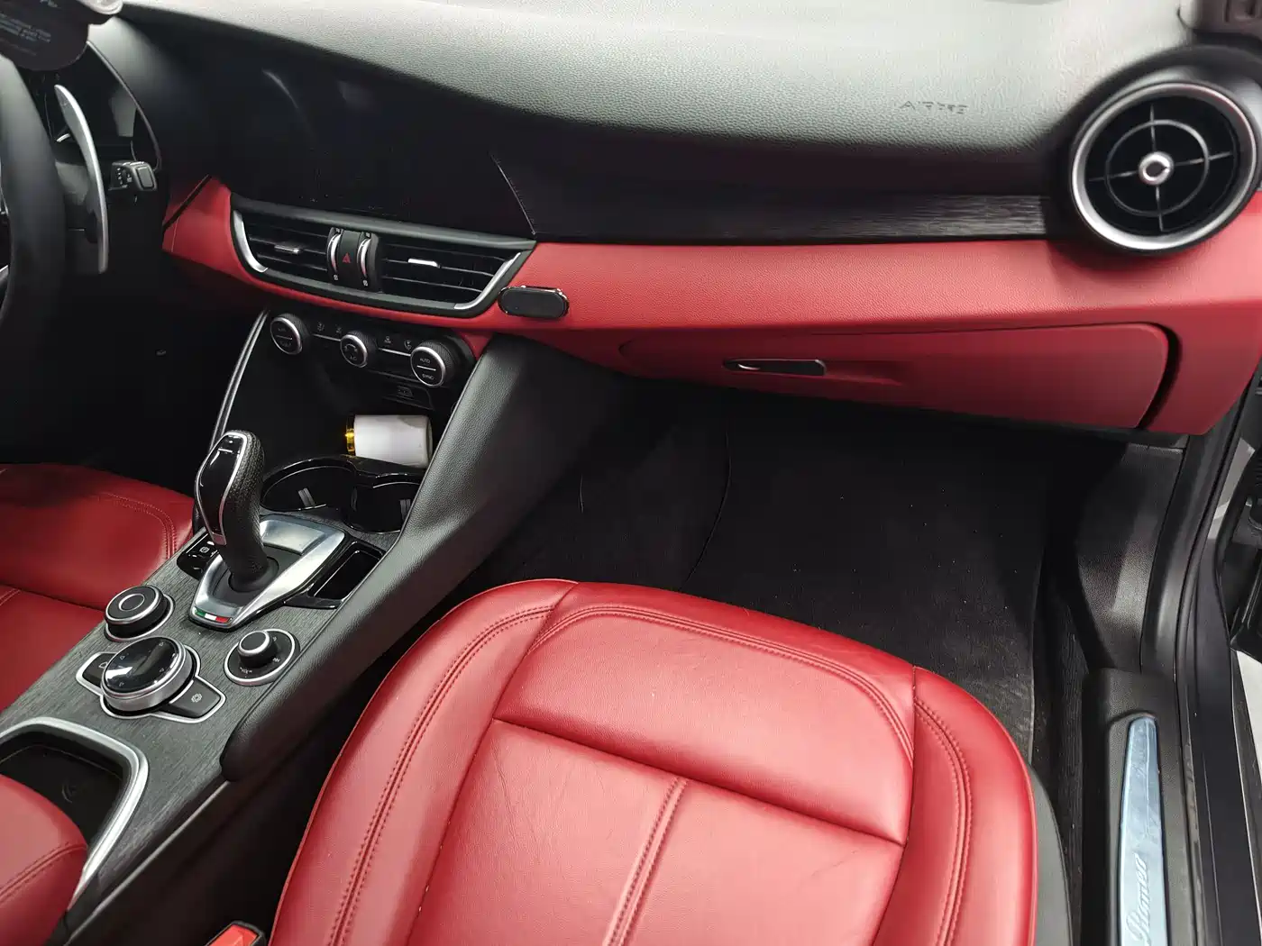 Alfa Romeo Giulia 2020 2.0T 280HP Luxury Edition фото 6
