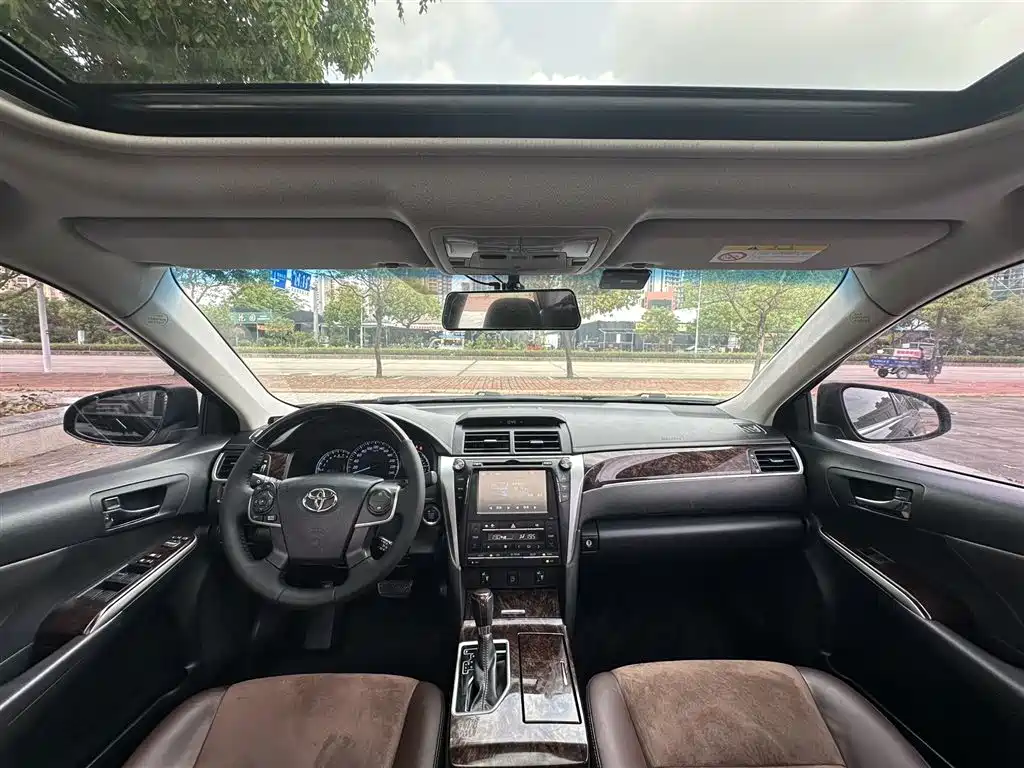 Toyota Camry 2016 2.5G 10th Anniversary Luxury Navigation Edition фото 5