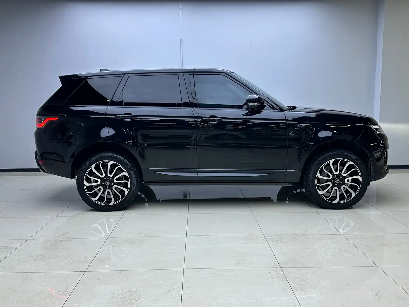 Land Rover Range Rover Sport 2021 3.0 L6 Gloss Black Edition фото 4