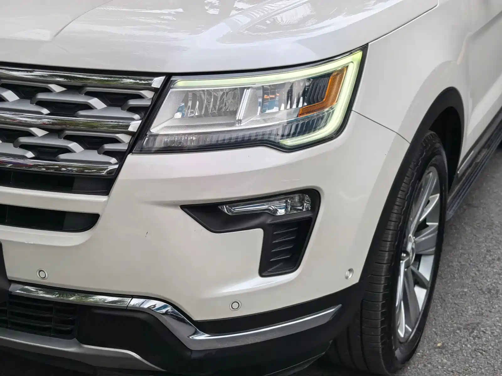 Photo 6 - Ford Explorer (Import)