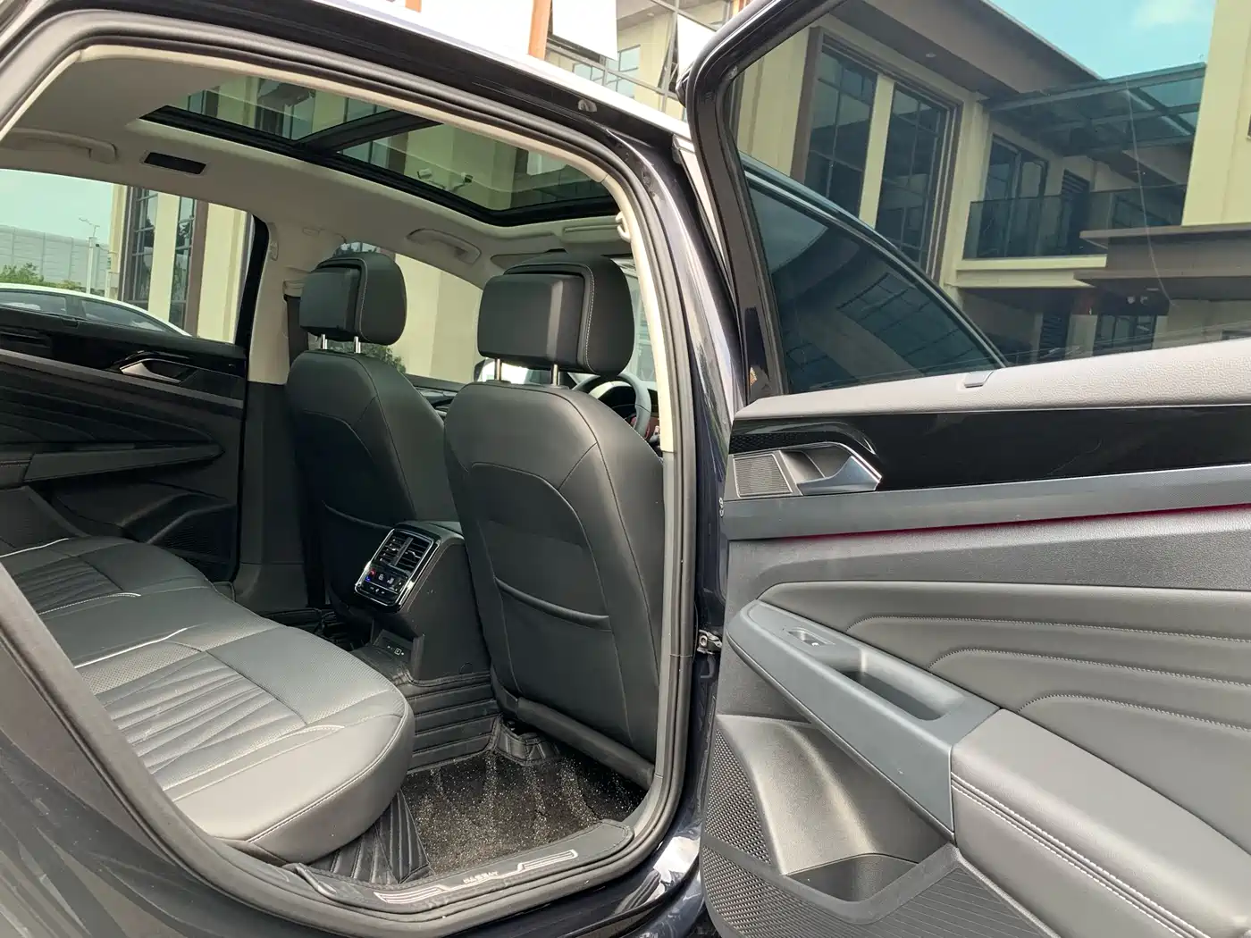 Volkswagen Passat 2023 330TSI Starlight Luxury Edition фото 16