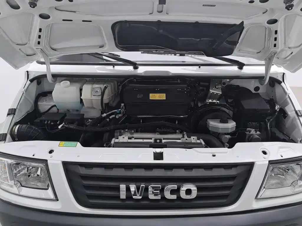 Iveco Daily 2023 2021 Model 2.5T A35 M1 Passenger Vehicle 5-9 Seats Short Wheelbase Medium Roof Dual Tires Manual Door