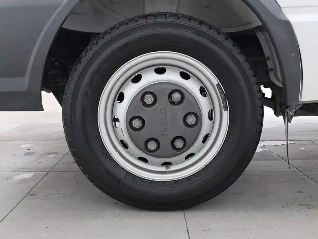 Iveco Daily 2023 2021 Model 2.5T A35 M1 Passenger Vehicle 5-9 Seats Short Wheelbase Medium Roof Dual Tires Manual Door