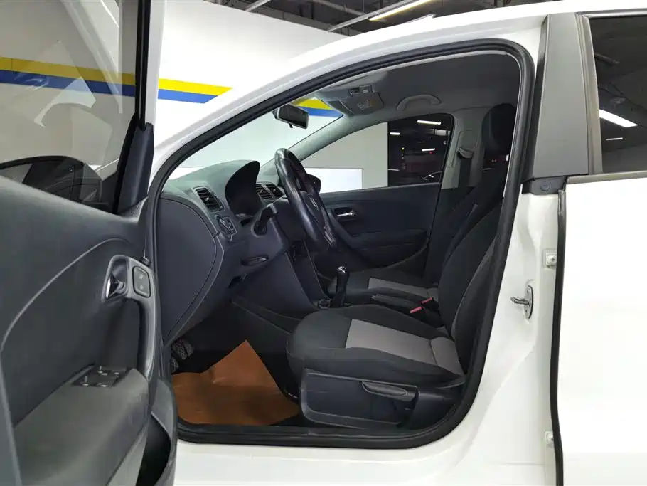 Volkswagen Polo 2016 1.4L Manual Trend фото 9
