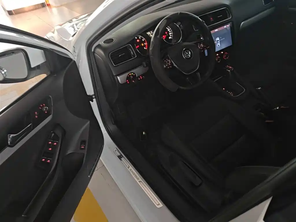 Volkswagen Sagitar 2018 1.6L Automatic Comfort фото 16