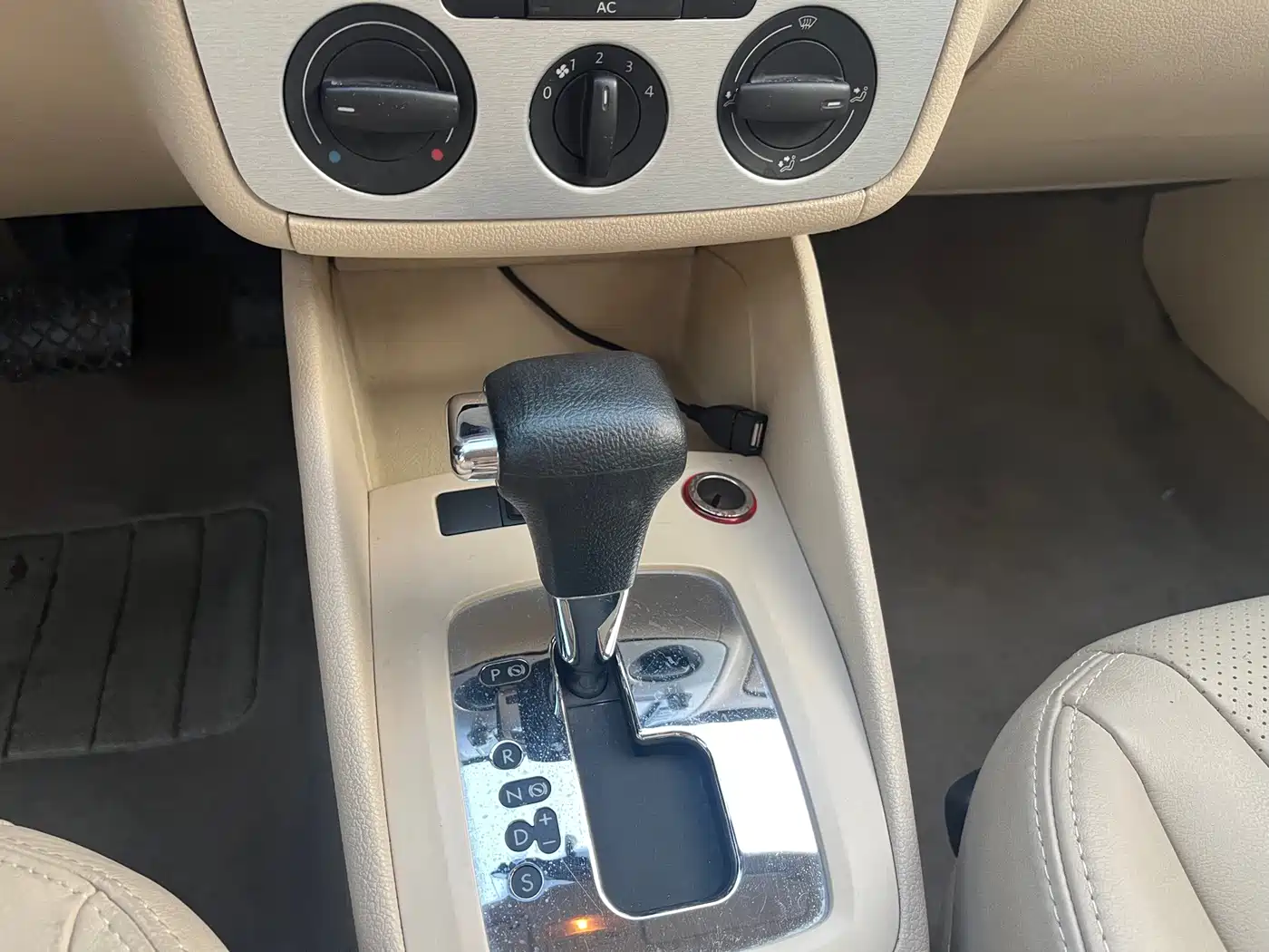 Volkswagen Bora 2011 2011 1.6L Automatic Luxury