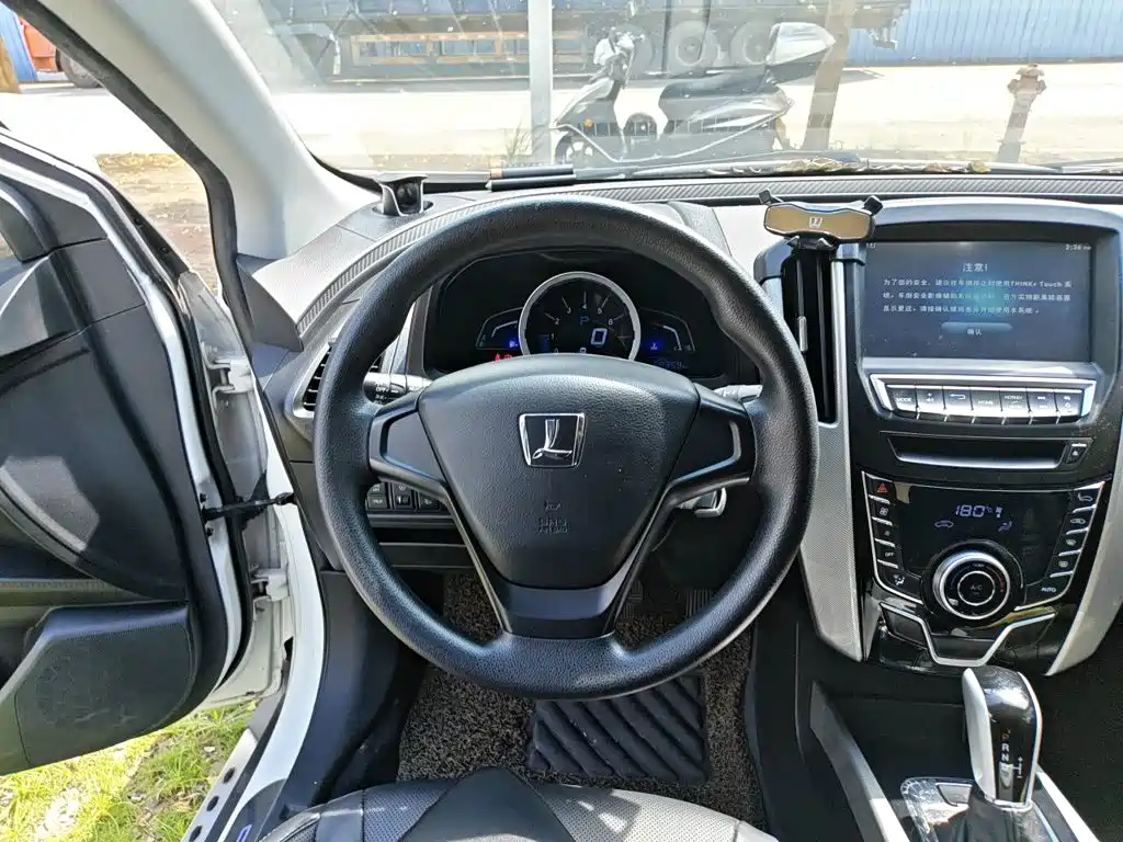 Фото 3 - Luxgen U6 SUV